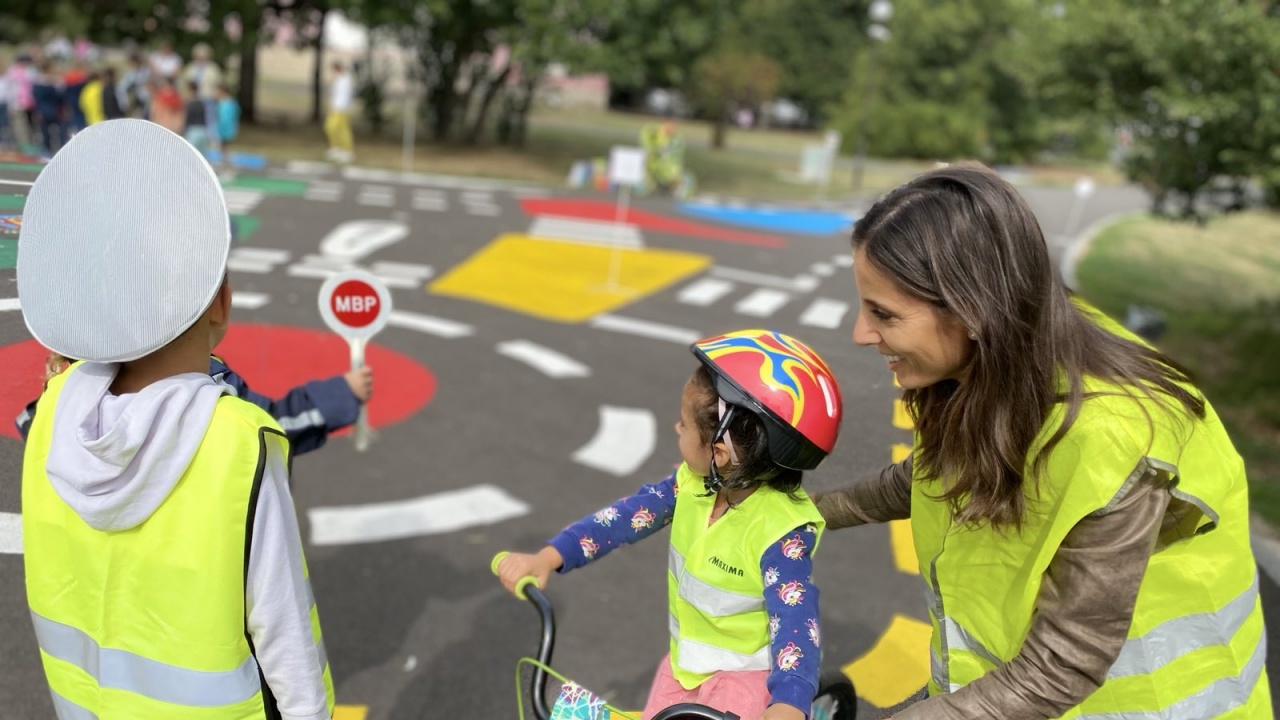 Открит урок по пътна безопасност за деца се проведе на новосъздадената площадка по БДП в парк „Дружба“