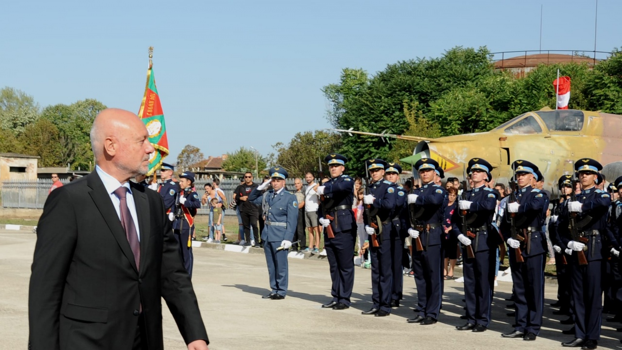 Тагарев: Заделен е сериозен ресурс за оборудването и подготовката на армията и за хората в отбраната