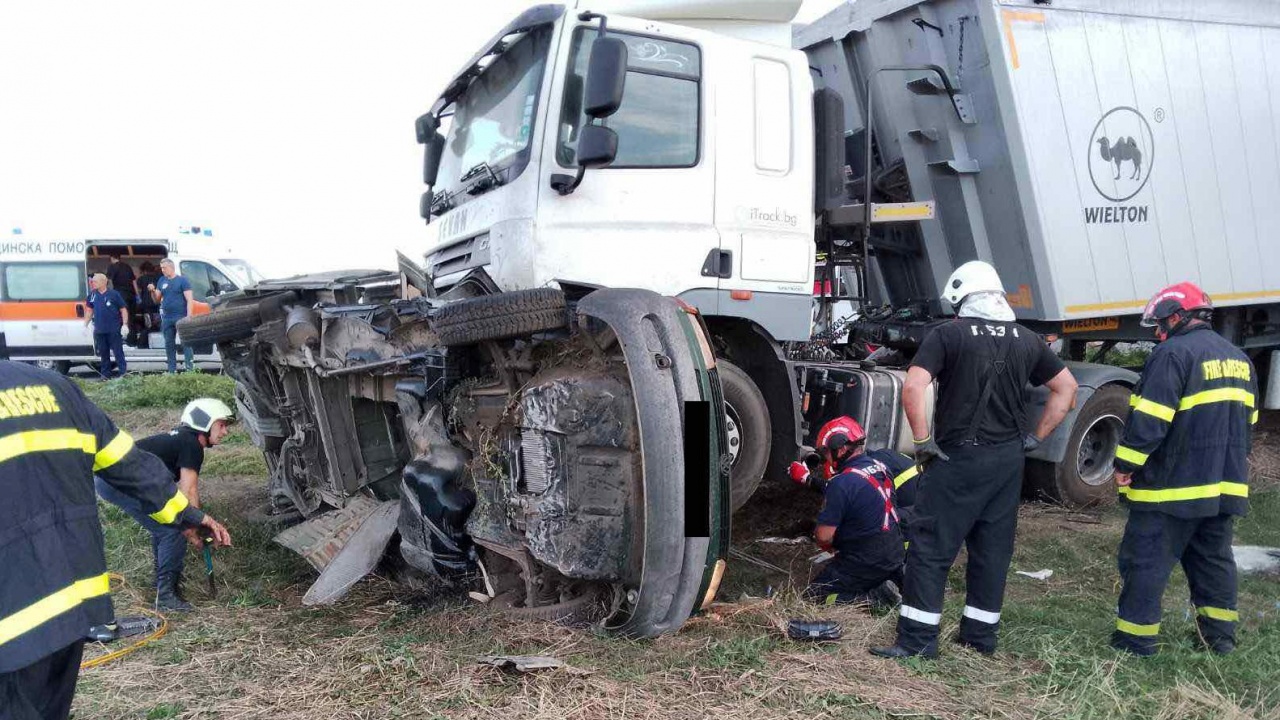 Тежка катастрофа между камион и лека кола, двама загинаха