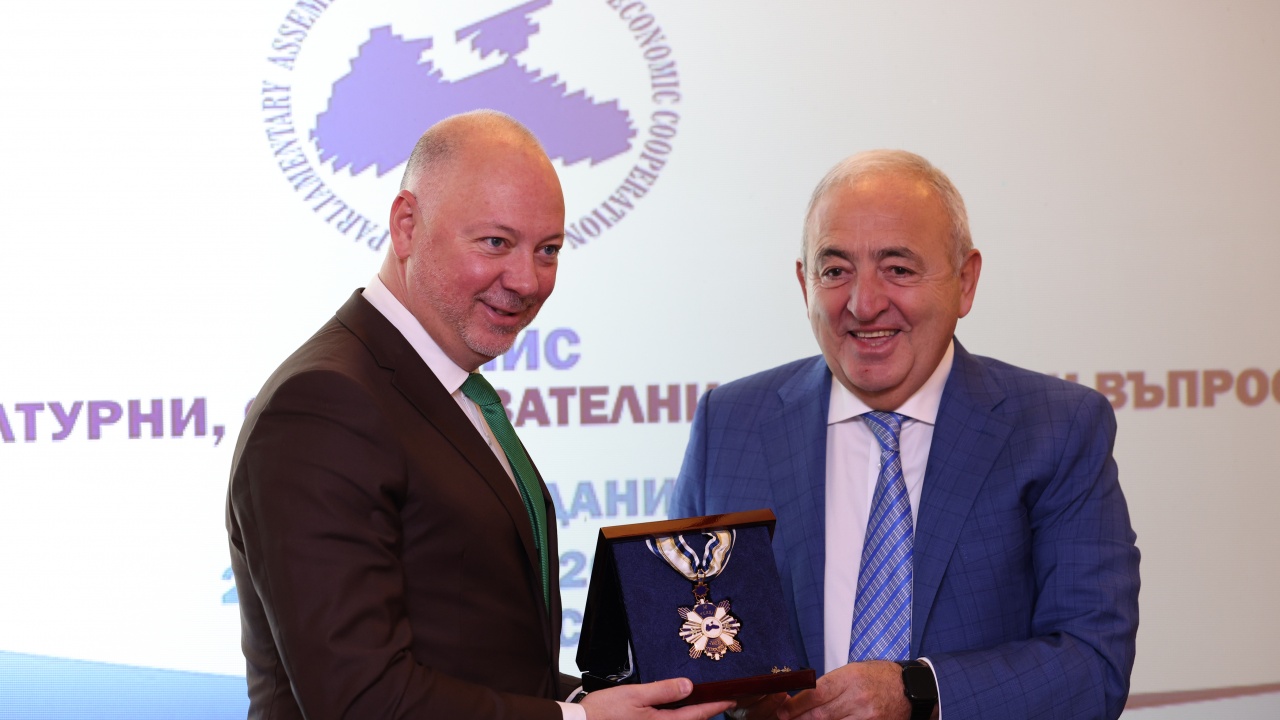 Председателят на НС получи почетен медал, посветен на годишнината от основаването на ПАЧИС