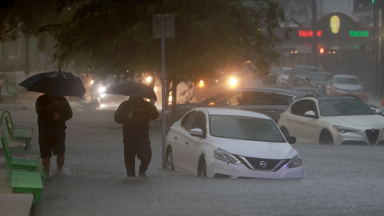 Тропическата буря "Филип" връхлетя североизточната част на Карибите с проливни дъждове