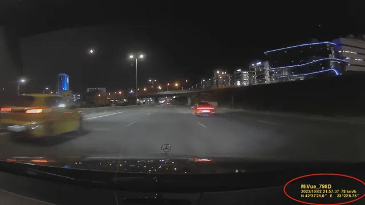 Видеорегистратор засне луда гонка между два автомобила по Околовръстното