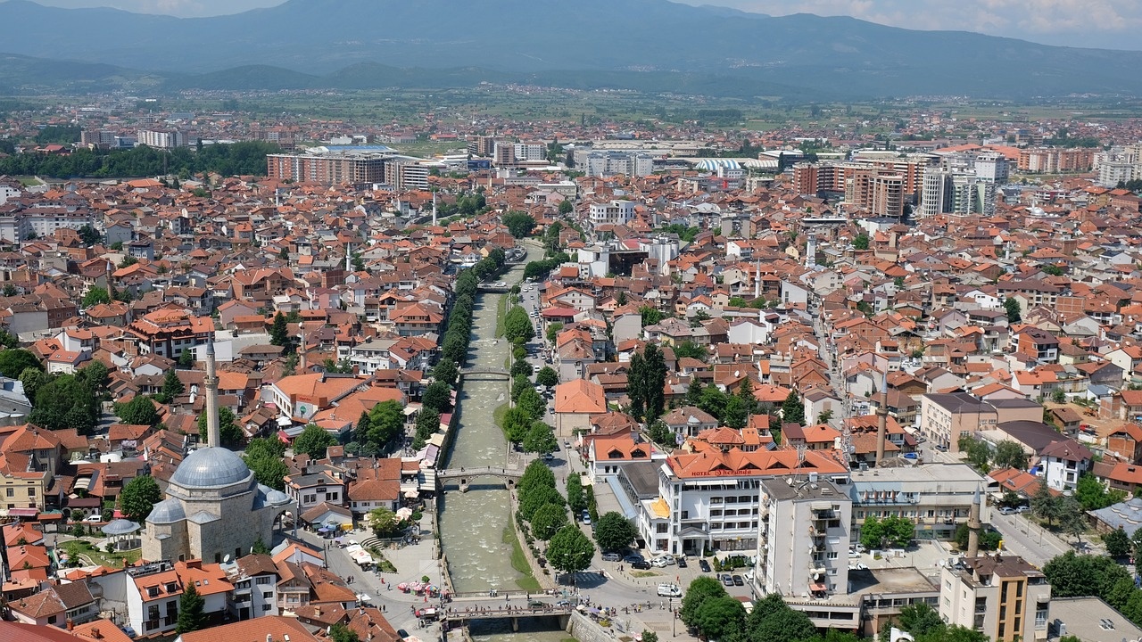 Отворен е единият от двата затворени гранични пункта между Косово и Сърбия