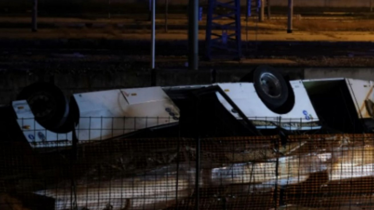Трагедията във Венеция: Шокиращият момент, в който автобусът пада от моста