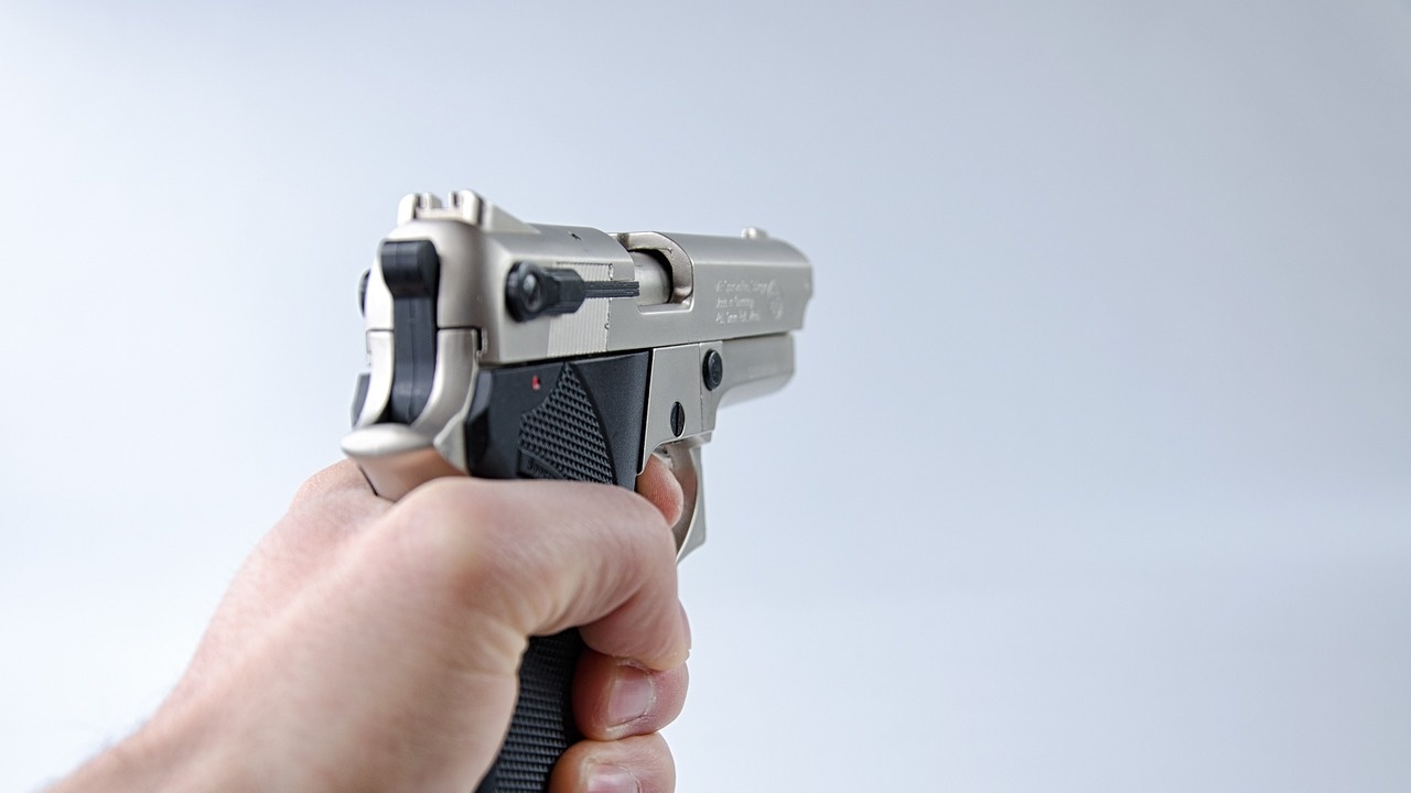 Мъж с двойно гражданство насочи зареден пистолет срещу полицаи