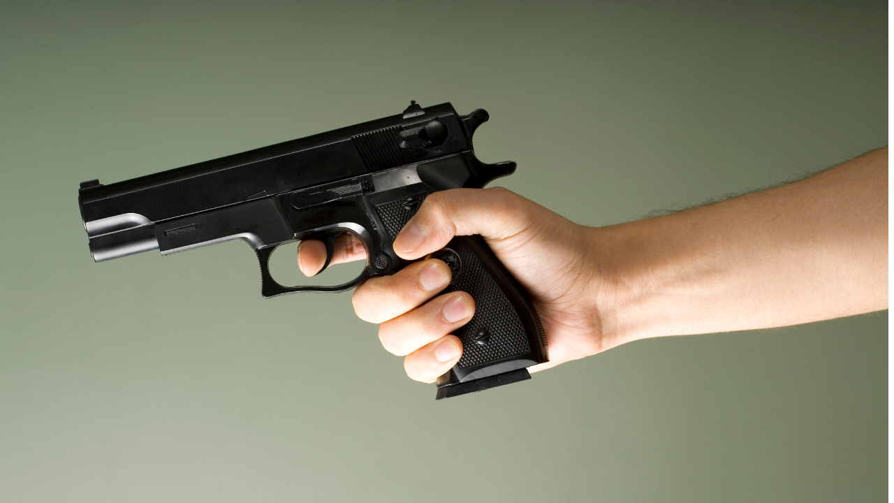 Деветокласник заплаши с пистолет съученици в час