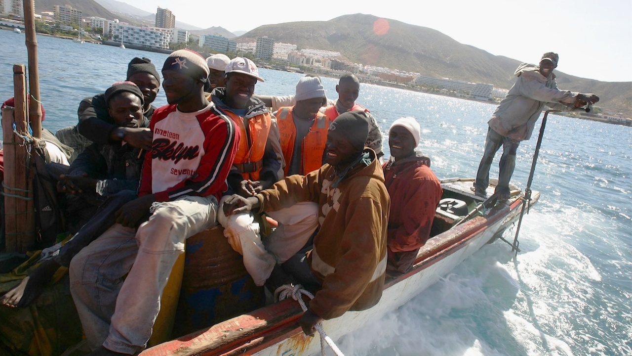„Не можем да им смогнем“: Испанските власти спасиха 262 мигранти край Канарските острови