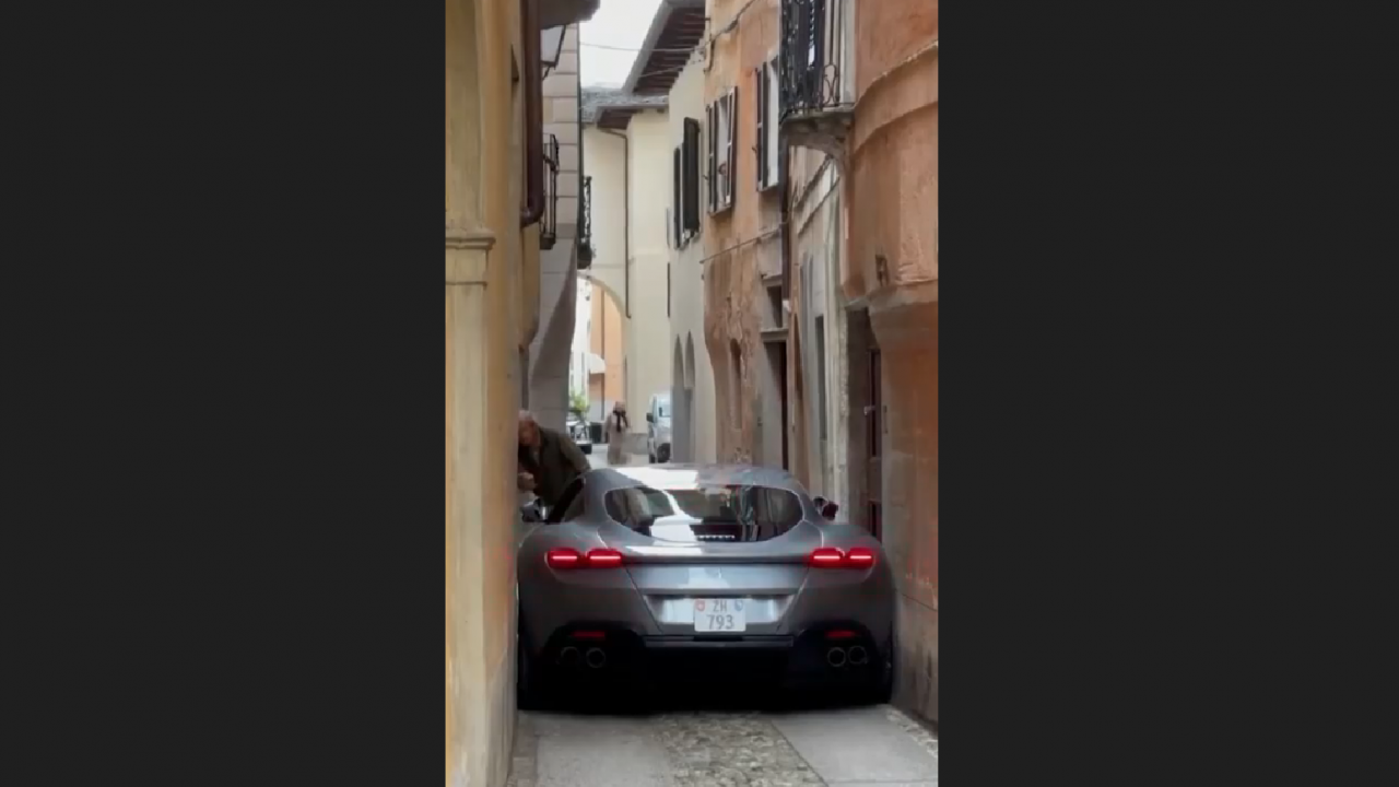 "Ферари" заседна в тясна уличка в Италия