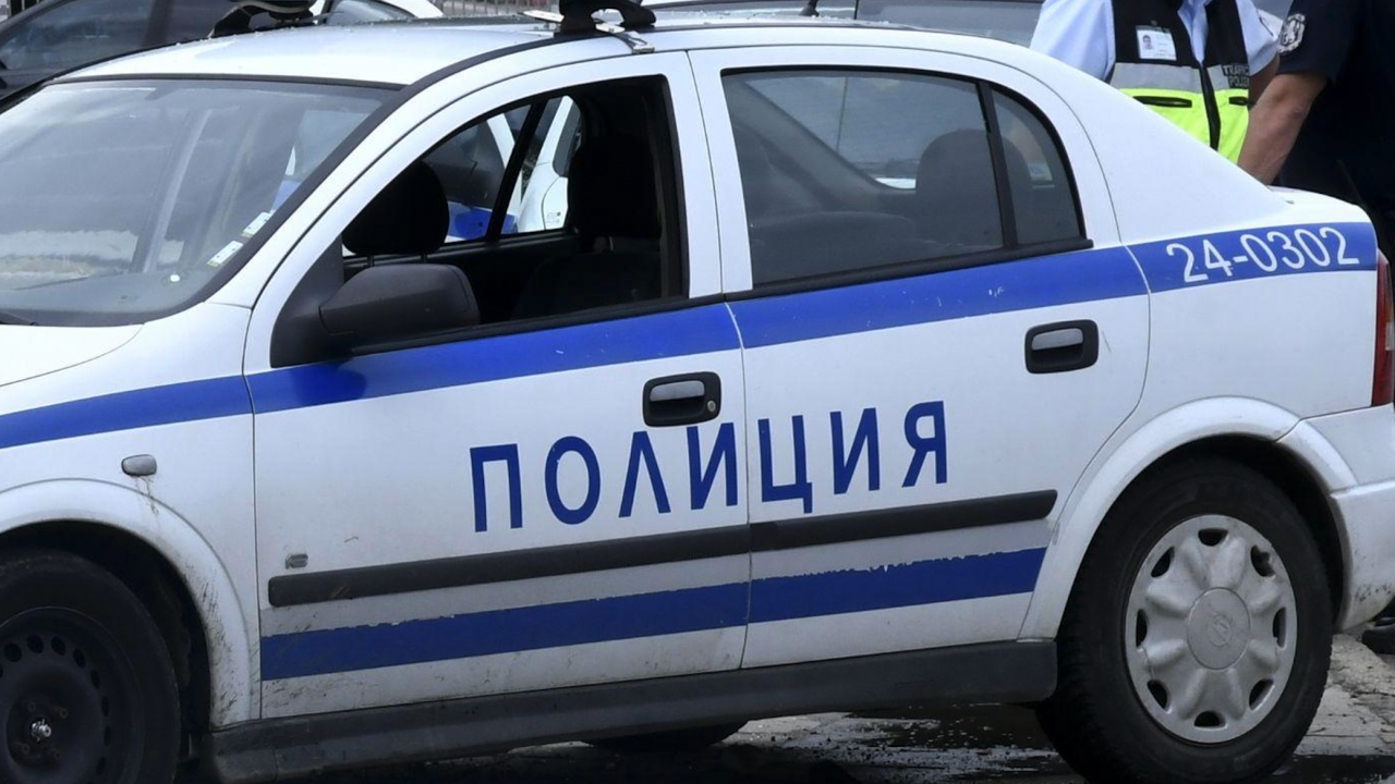Кола блъсна полицай в центъра на София
