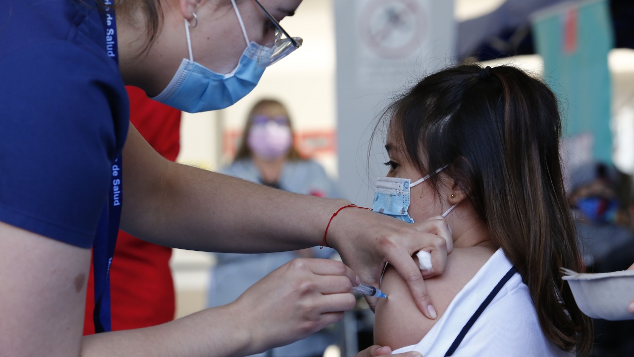 Поставят COVID ваксина на деца след предварително записване