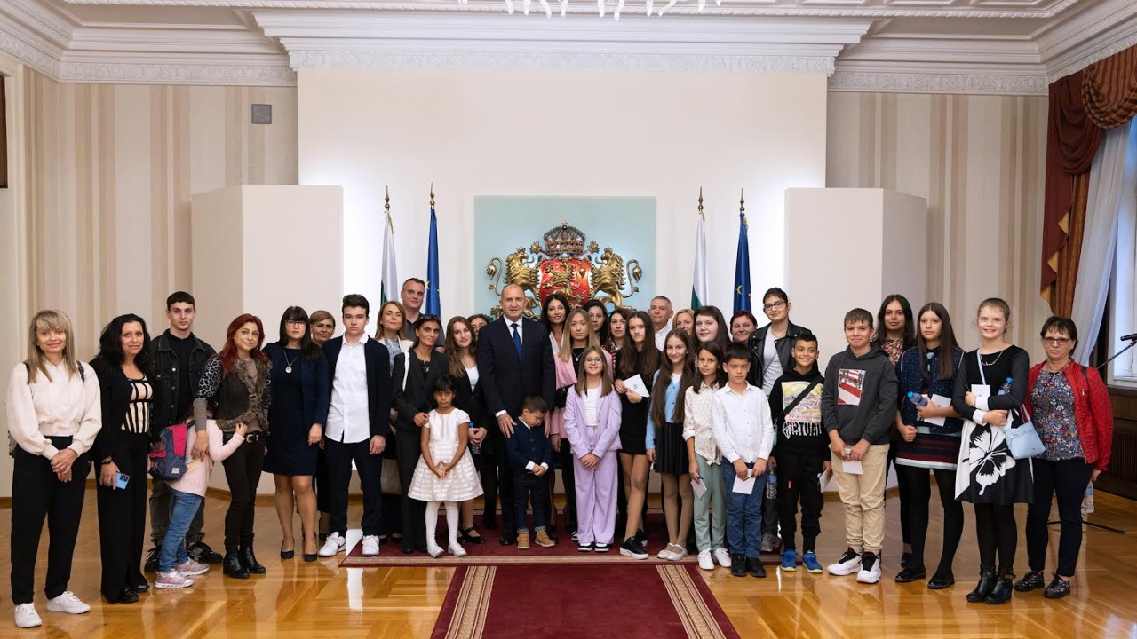 Президентът Радев се срещна с деца на загинали служители от системата на МВР