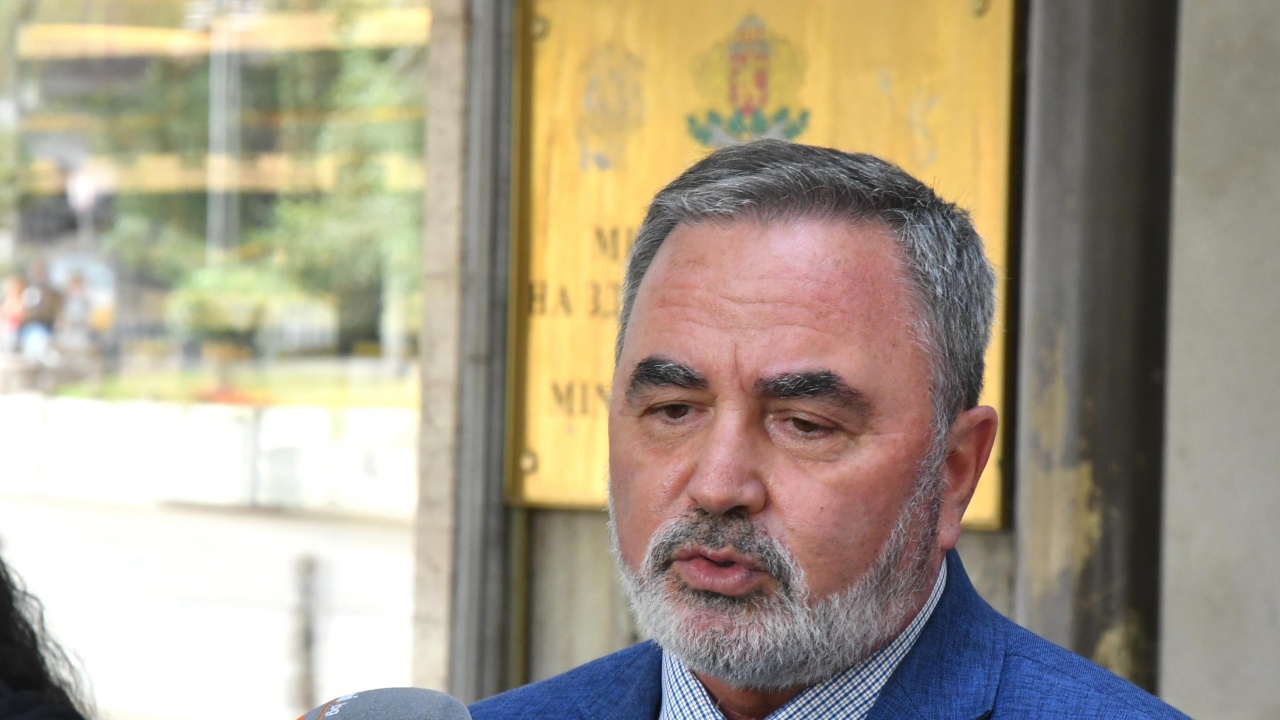 Доц. Ангел Кунчев: Ваканцията на депутатите отложи края на карантината за COVID болни