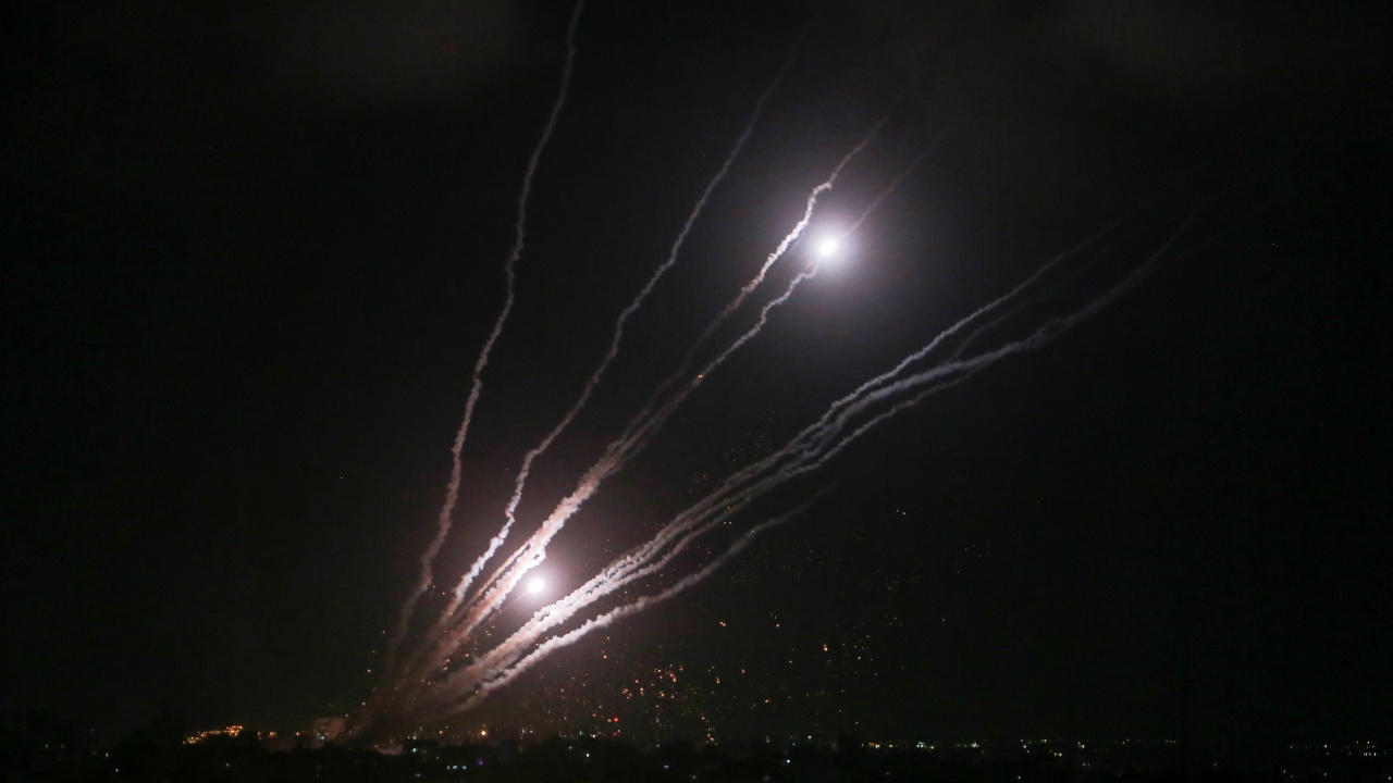 Сирени за въздушна опасност звучат в Израел, обстрелът на „Хамас“ продължава