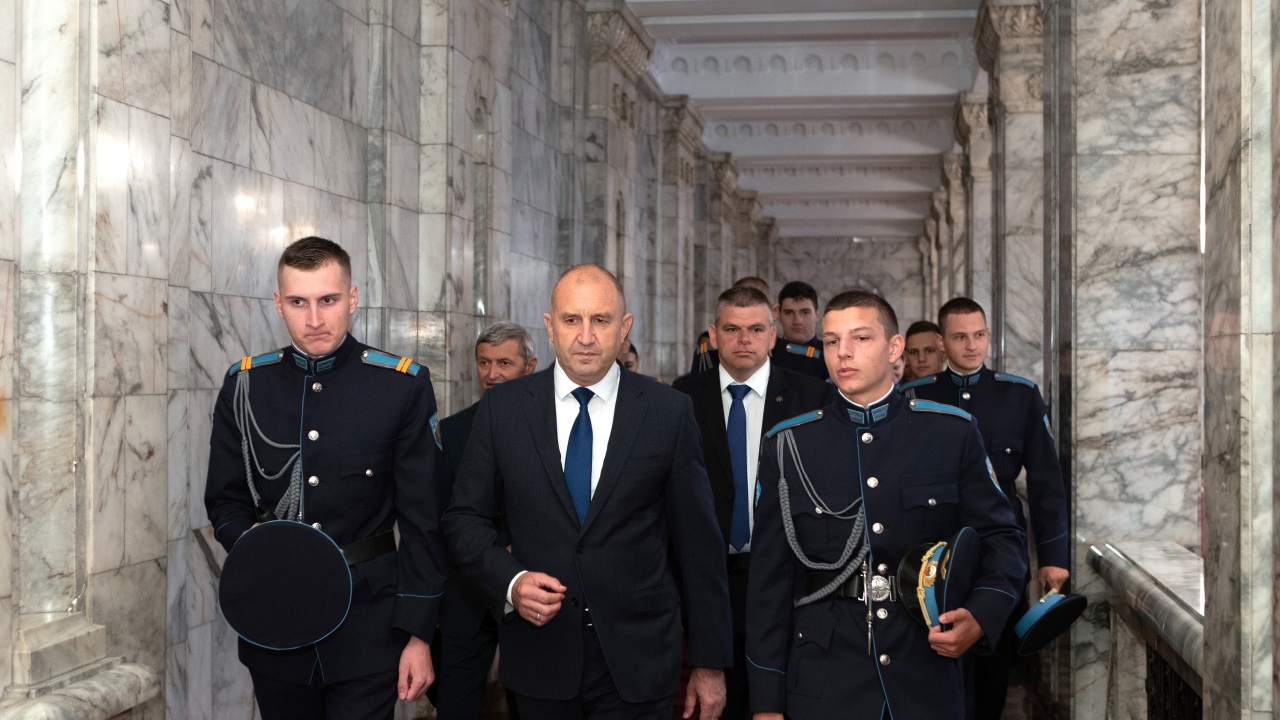 Президентът Радев: Младите в българската авиация са призвани да пазят нейната чест