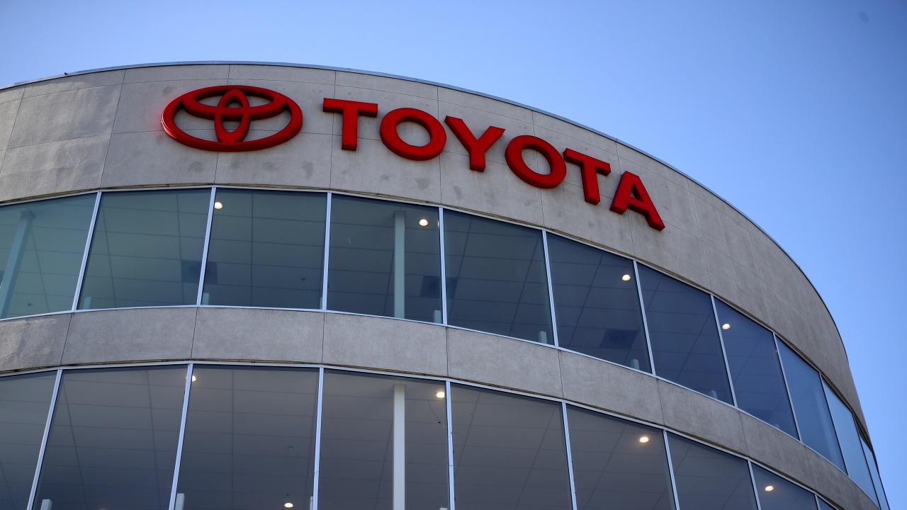 Toyota спира производството в шест автомобилни завода в Япония