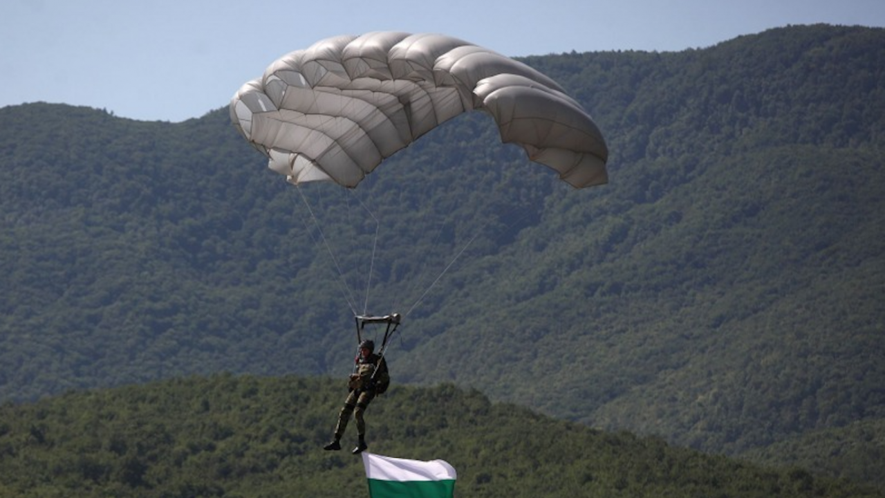 На 18 октомври отбелязваме Деня на военния парашутист от Българската армия