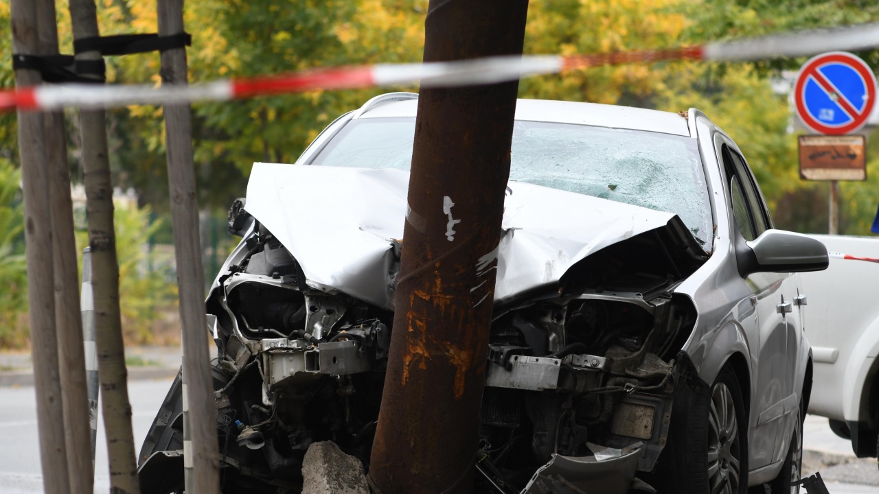 Кола самокатастрофира и почти откърти стълб в София