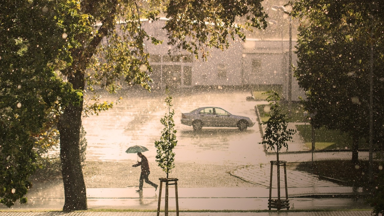 Буря наводни Патра и Пелопонес, проливен дъжд в Северна Гърция