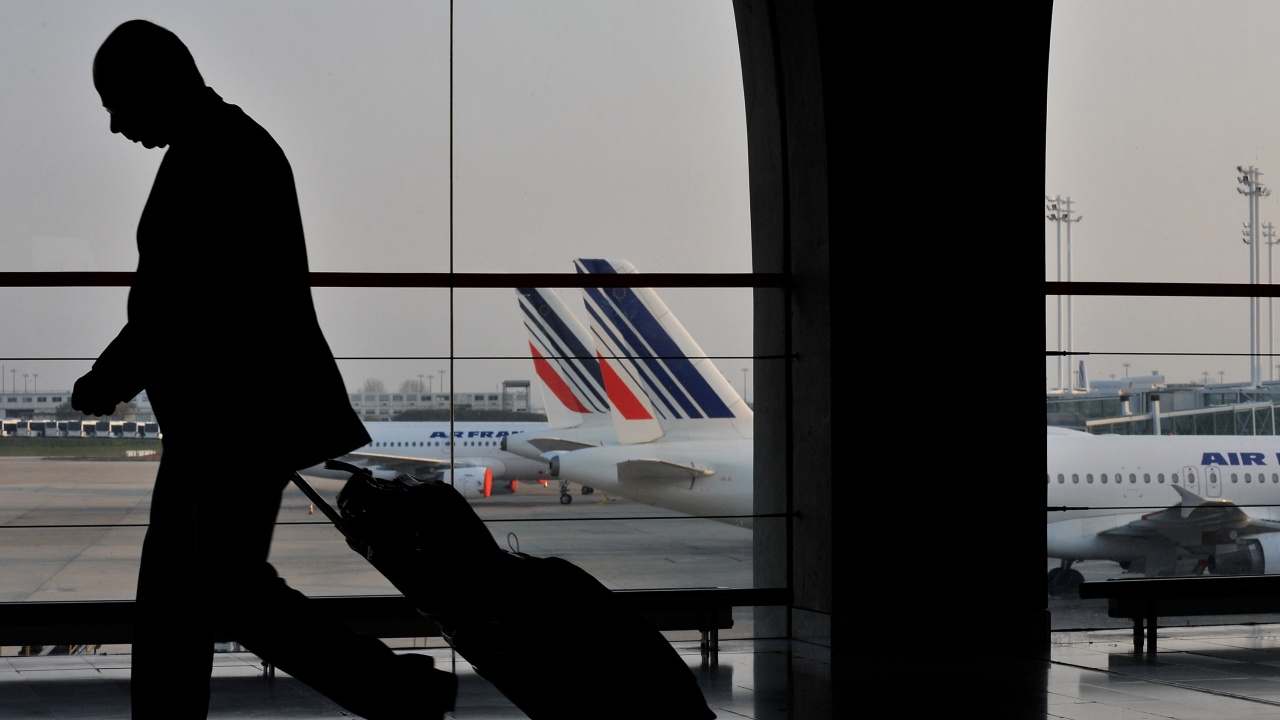Осем летища бяха евакуирани във Франция след "заплахи за атентати"