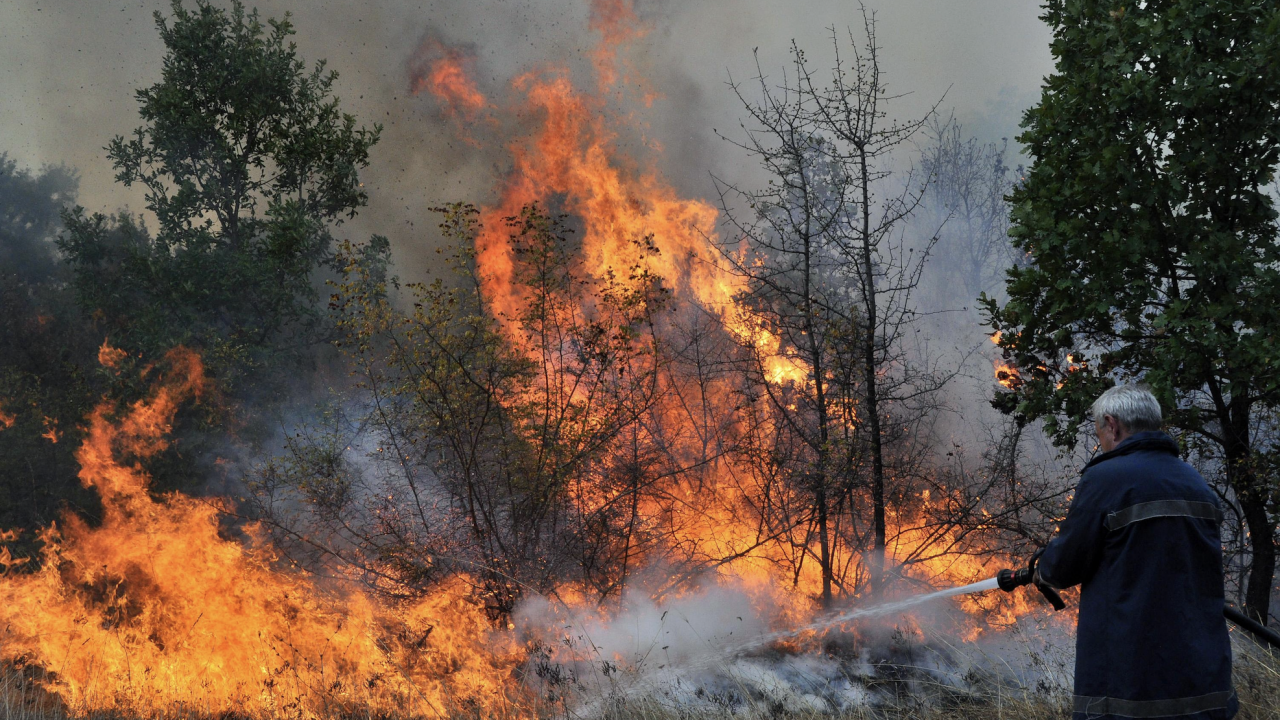 МВР с последна информация за големия пожар над Костинброд, пожар избухна и в района на град Нови Искър
