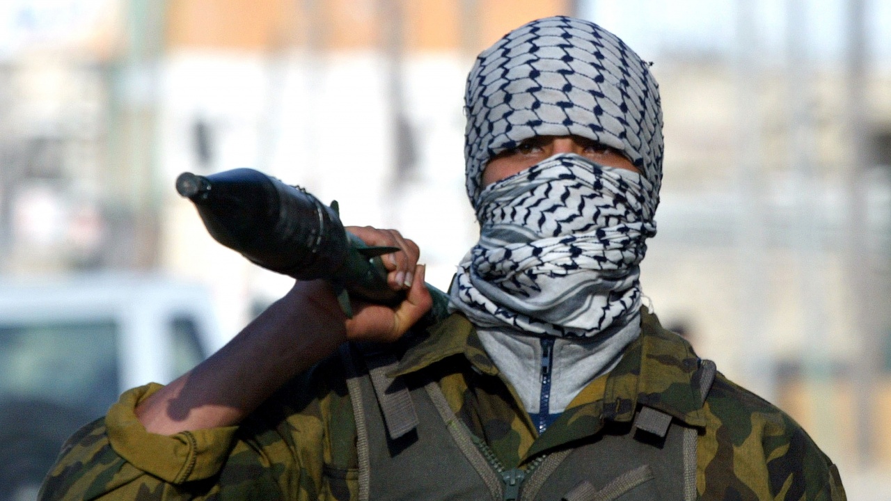 Откриха флашка с инструкции за направата на химическо оръжие върху тялото на терорист от "Хамас"