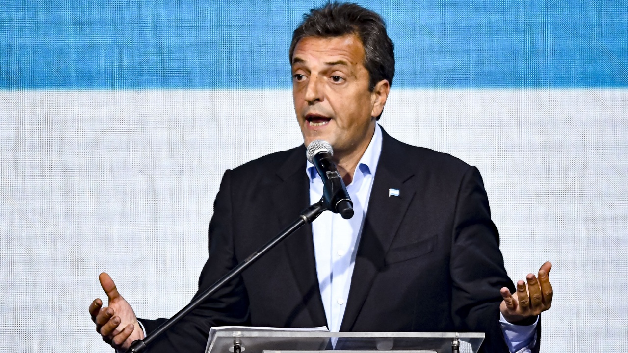Министърът на икономиката Серхио Маса изненадващо поведе на изборите за аржентински президент