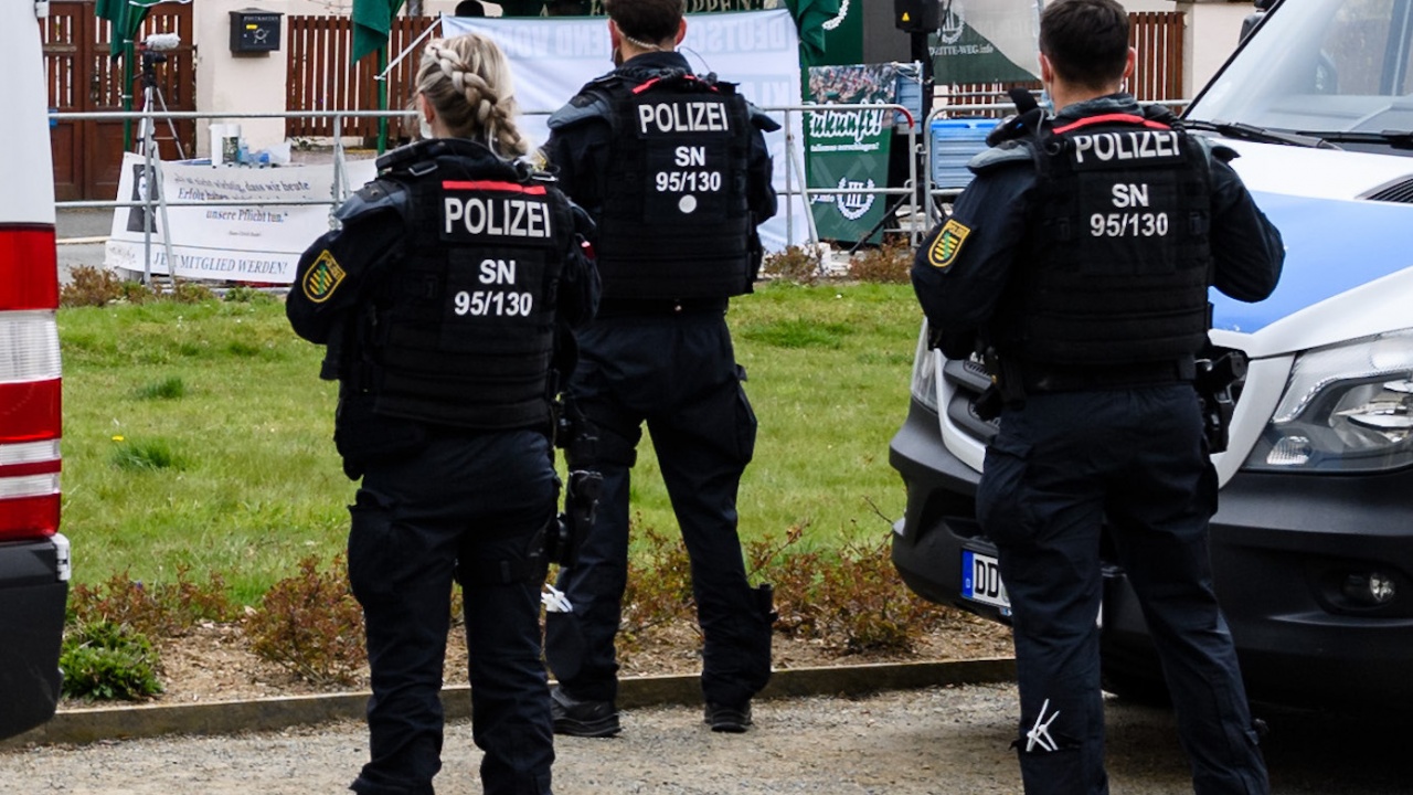 Бомбени заплахи в централата на телевизия Цет Де Еф и в няколко училища в Германия