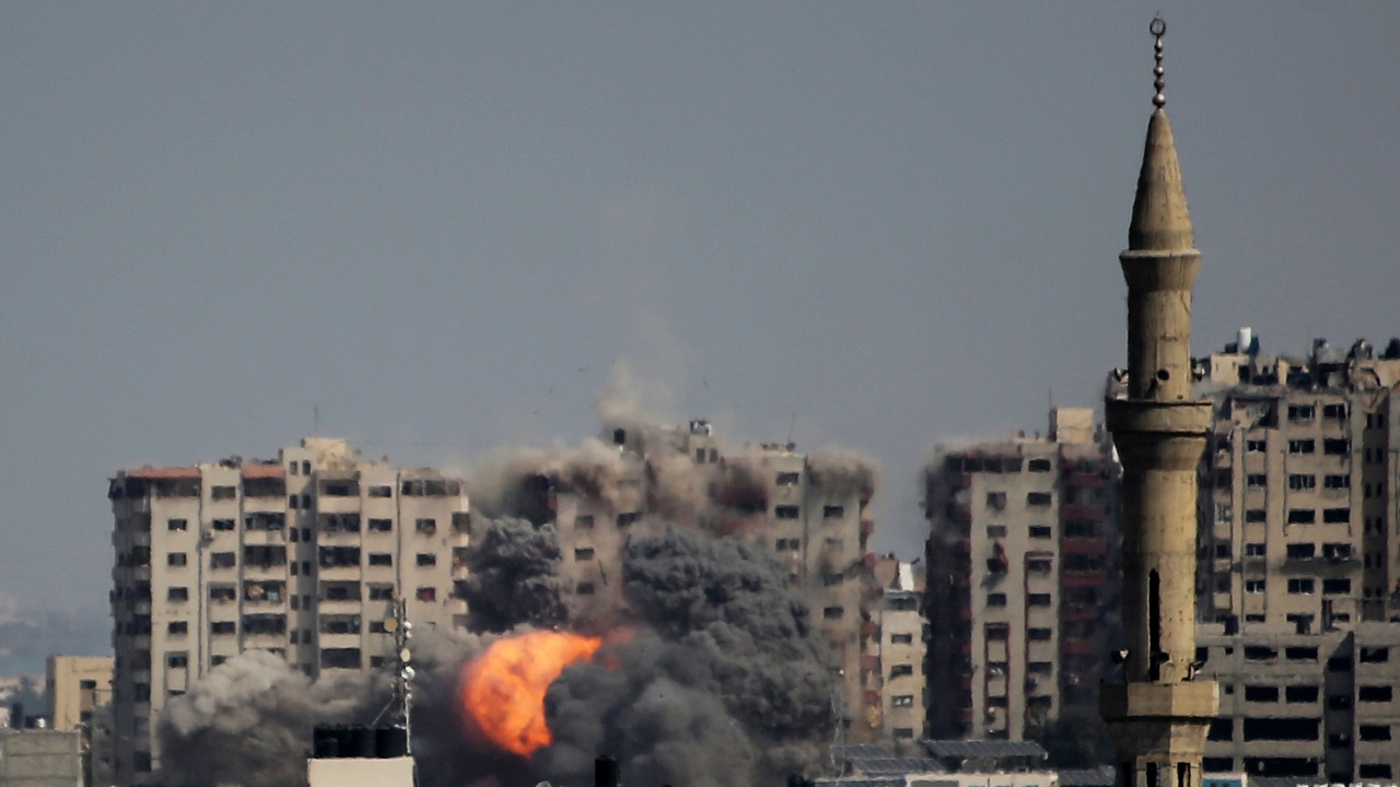 Израел бомбардира стотици цели в ивицата Газа
