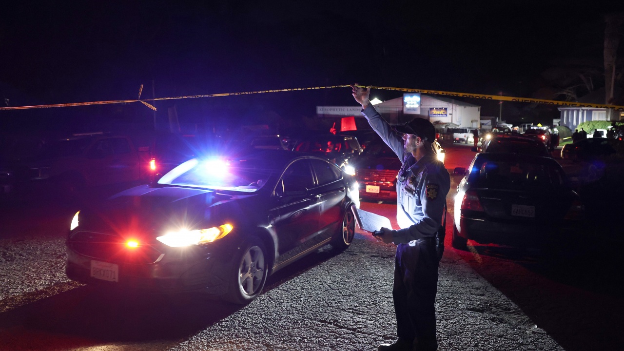 Масовото убийство: Мъжът, открил безразборна стрелба в САЩ , чувал гласове
