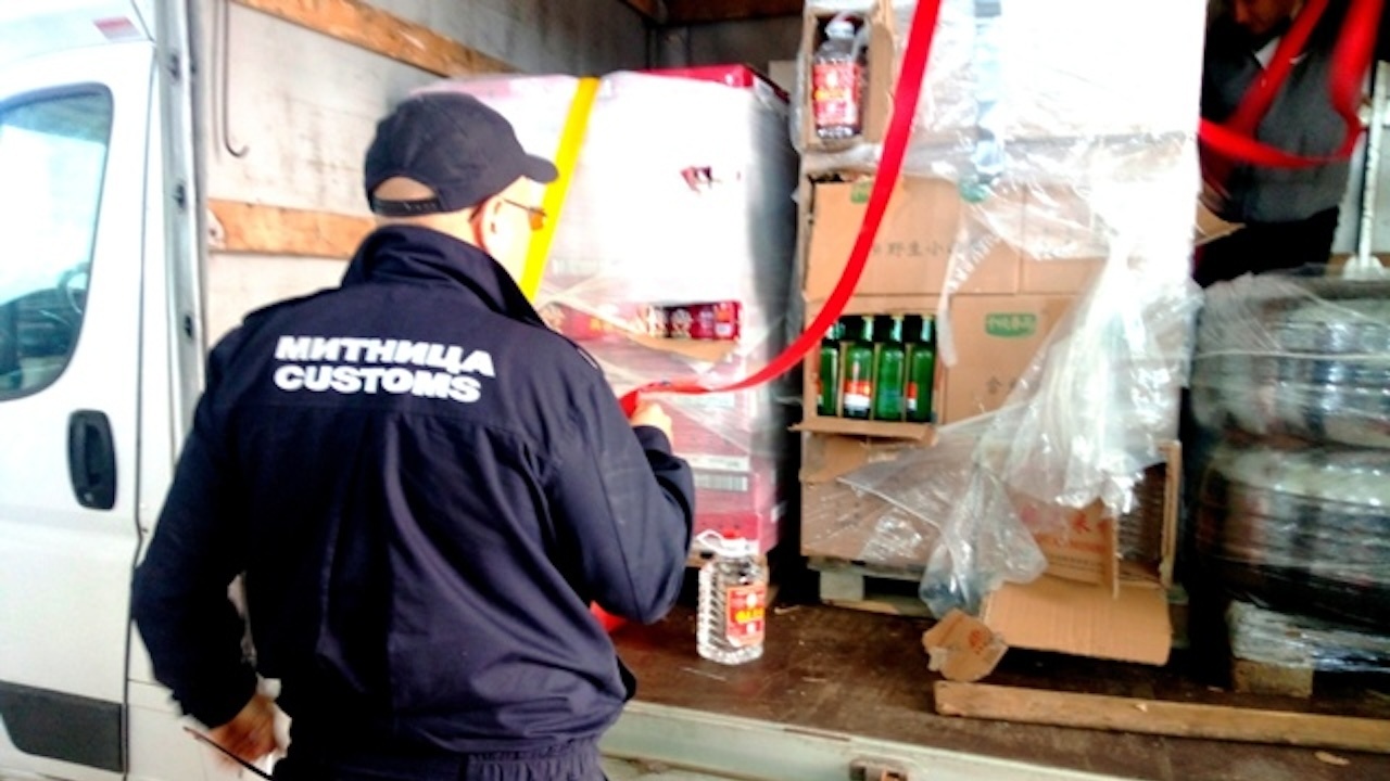 Над 1700 литра алкохол спипаха митничари на Дунав мост при Русе