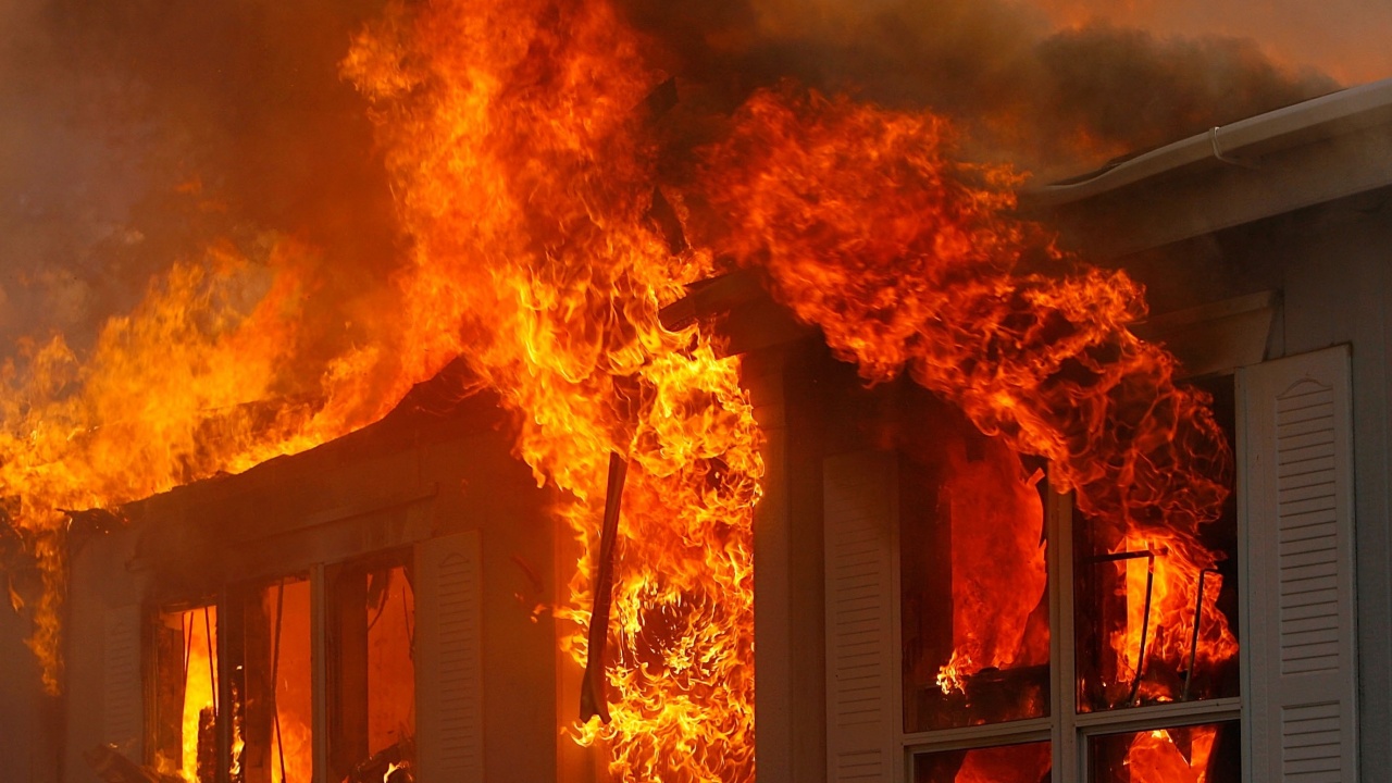 Клошари подпалиха необитаема сграда в Кюстендил