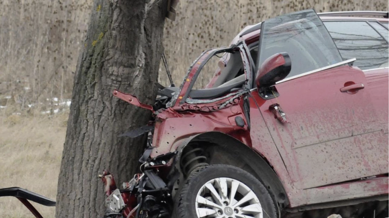 19-годишна заби колата си в крайпътно дърво, загина 13-годишно момче