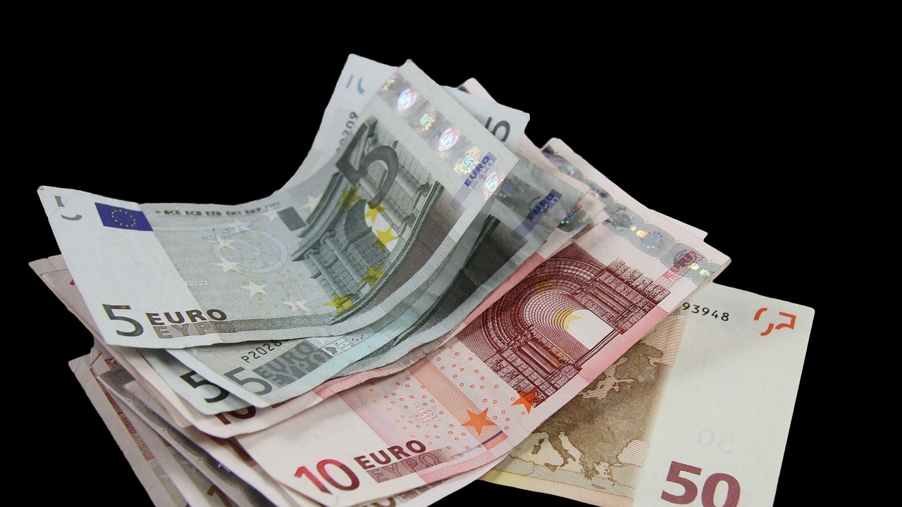 Еврото се търгува над 1,06 долара в междубанковата търговия