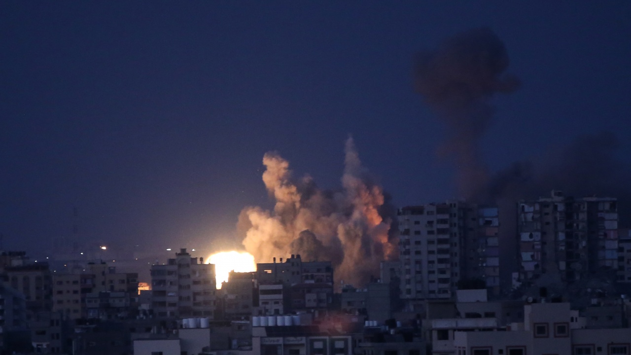 Десетки загинали в Газа след удар по бежански лагер и последвала експлозия