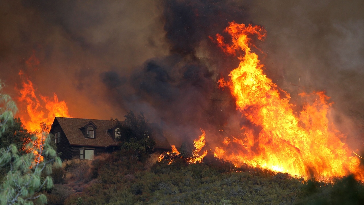 Голям пожар в с. Говедарци: Изгорели са две къщи и стопански постройки