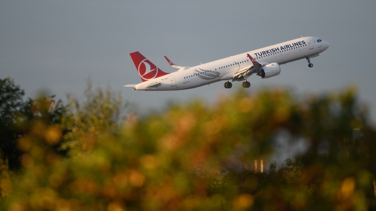 Търкиш еърлайнс обясни причините за временното спиране на полетите от Истанбул снощи