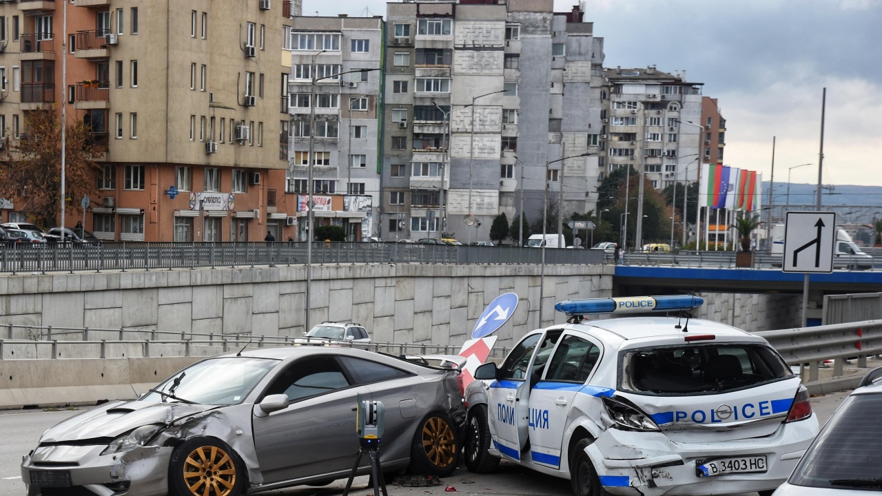 Зрелищна катастрофа между спортна кола и патрулка във Варна