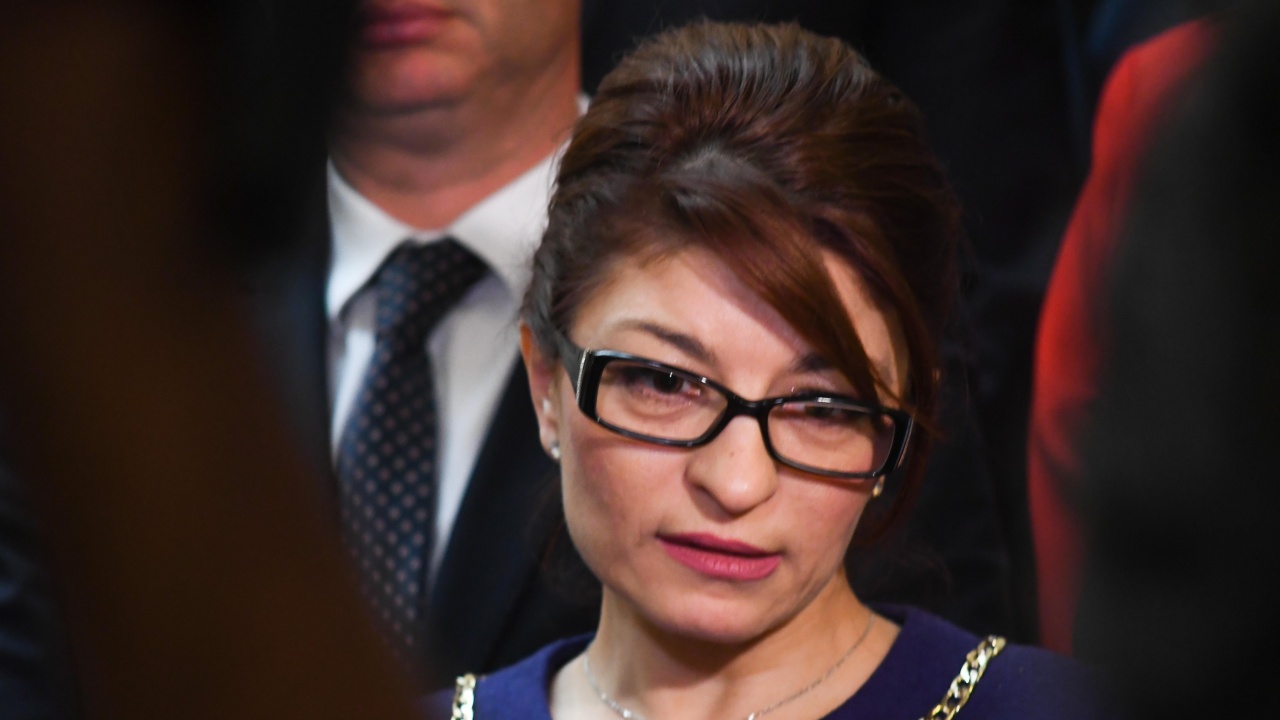 Десислава Атанасова обвини министър в нарушение на Изборния кодекс