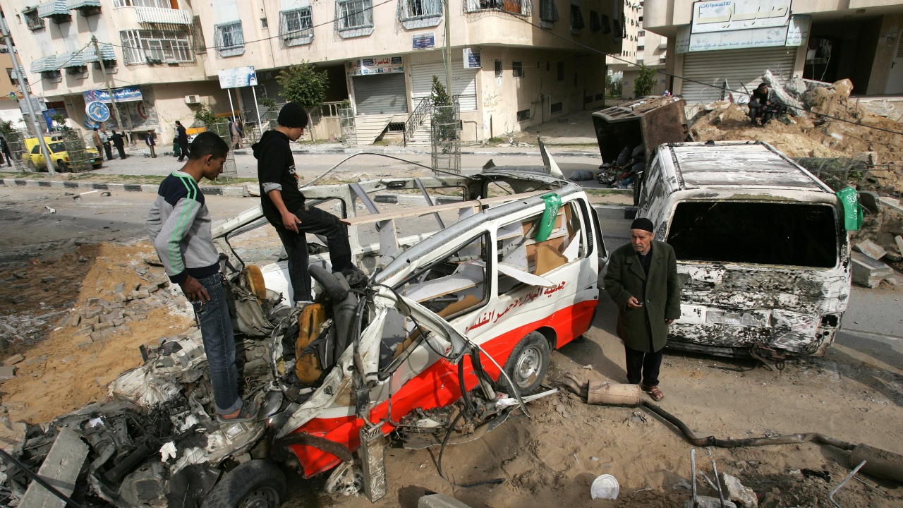 15 са жертвите на израелския удар по линейка в Газа
