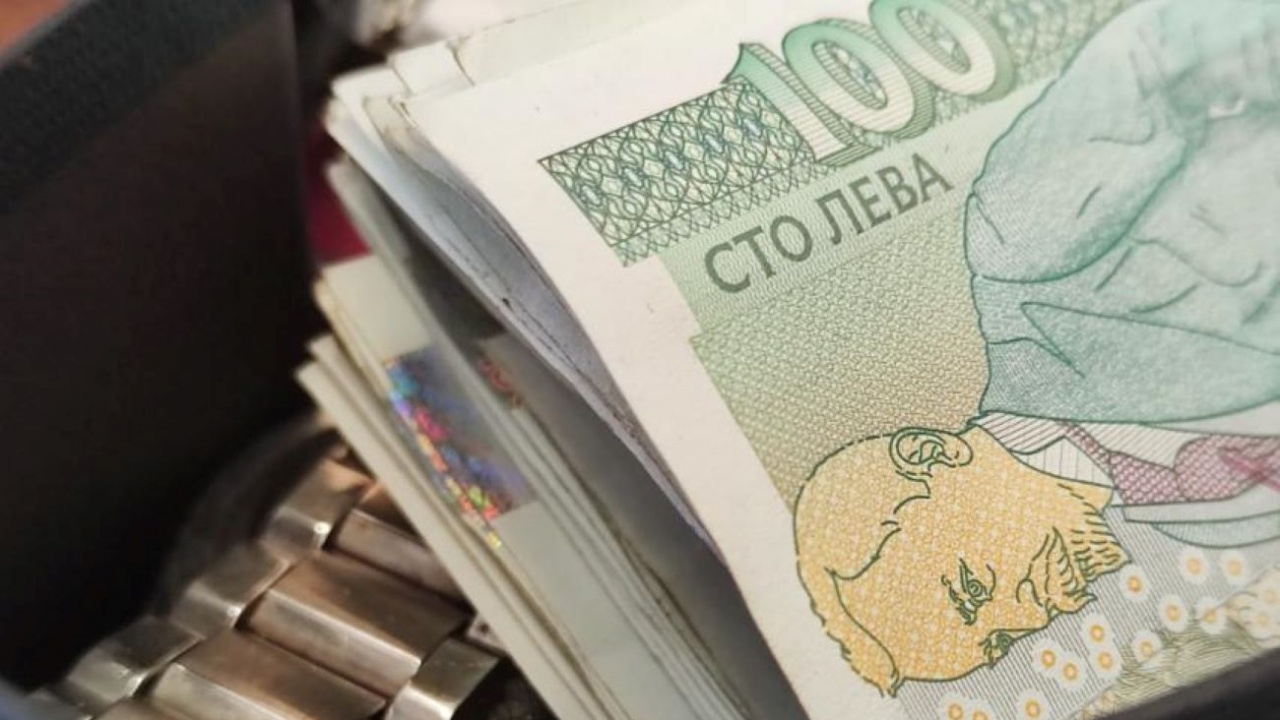 Полицаи иззеха над 37 000 лева, 2000 евро и антики от три адреса в Плиска