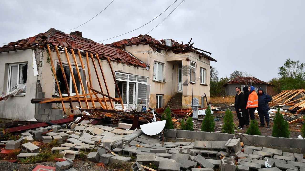 Доброволци помагат на исперихското село Лъвино за възстановяването му след ураганния вятър