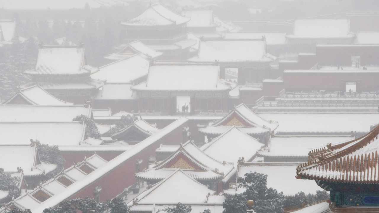 Отменени полети и затворени училища заради снежни бури в Китай