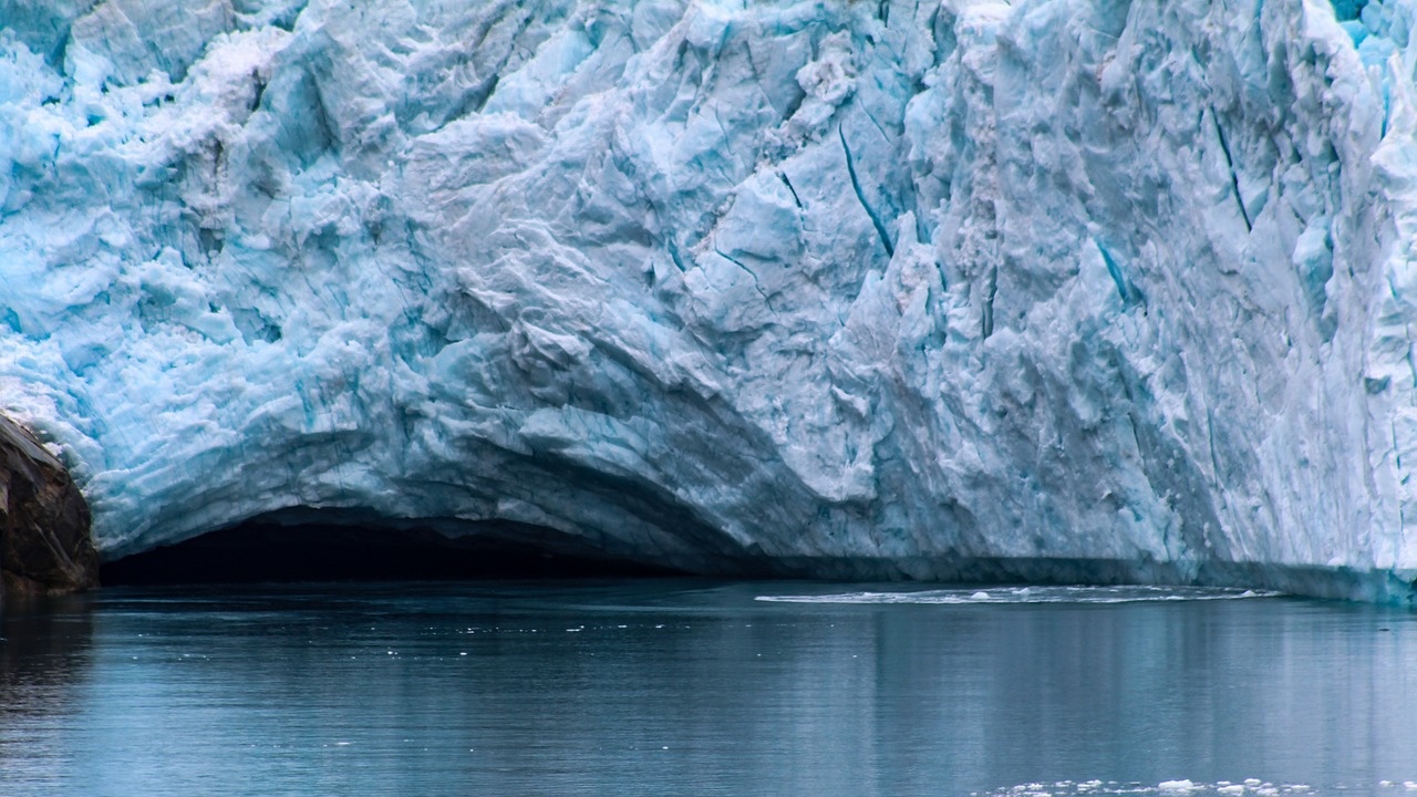 Шелфовите ледници в Северна Гренландия се разцепват