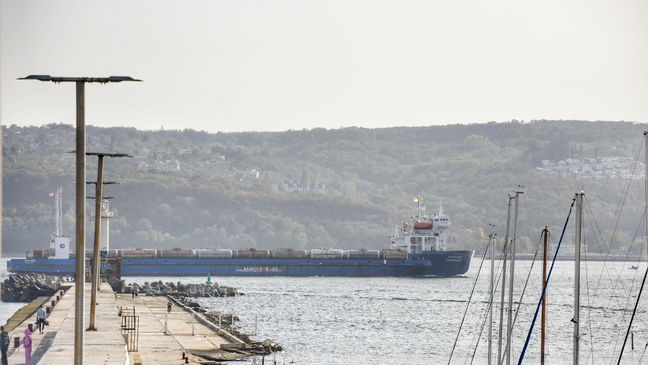 Руски ферибот се сблъска с друг плавателен съд край Тюленово