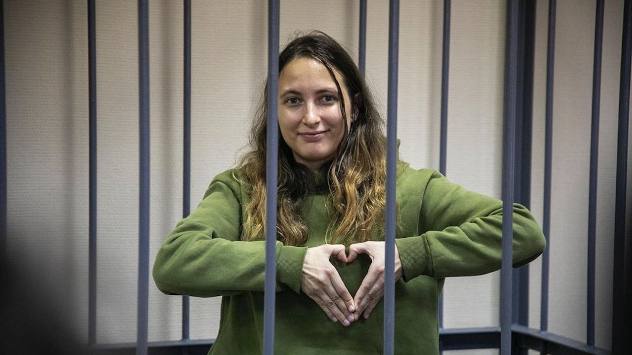 Поискаха 8 години затвор за художничка и музикантка, критикувала руската инвазия в Украйна