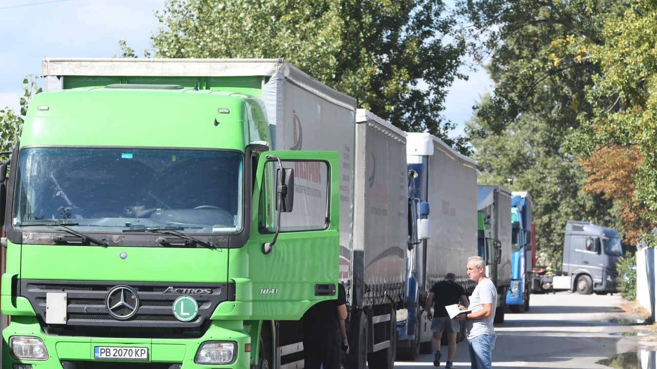 Интензивен е трафикът за товарни автомобили на границата ни с Румъния, Сърбия и Турция