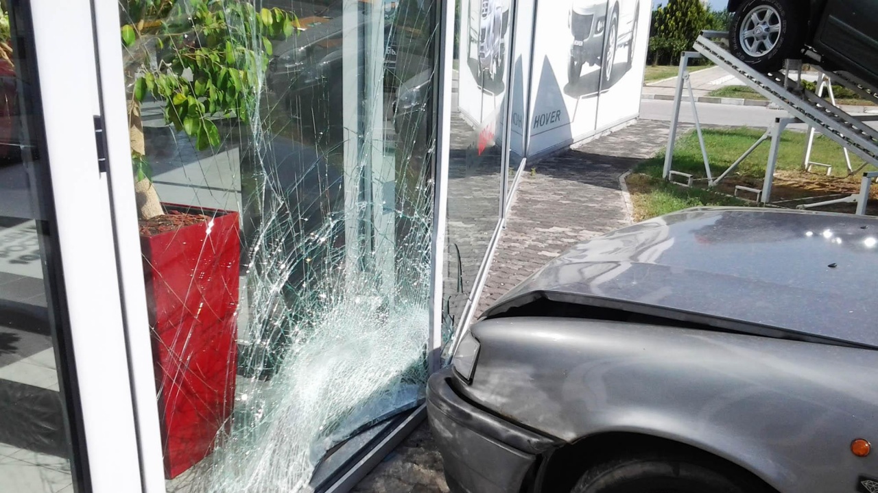 Кола се заби във витрина на оживен булевард във Варна