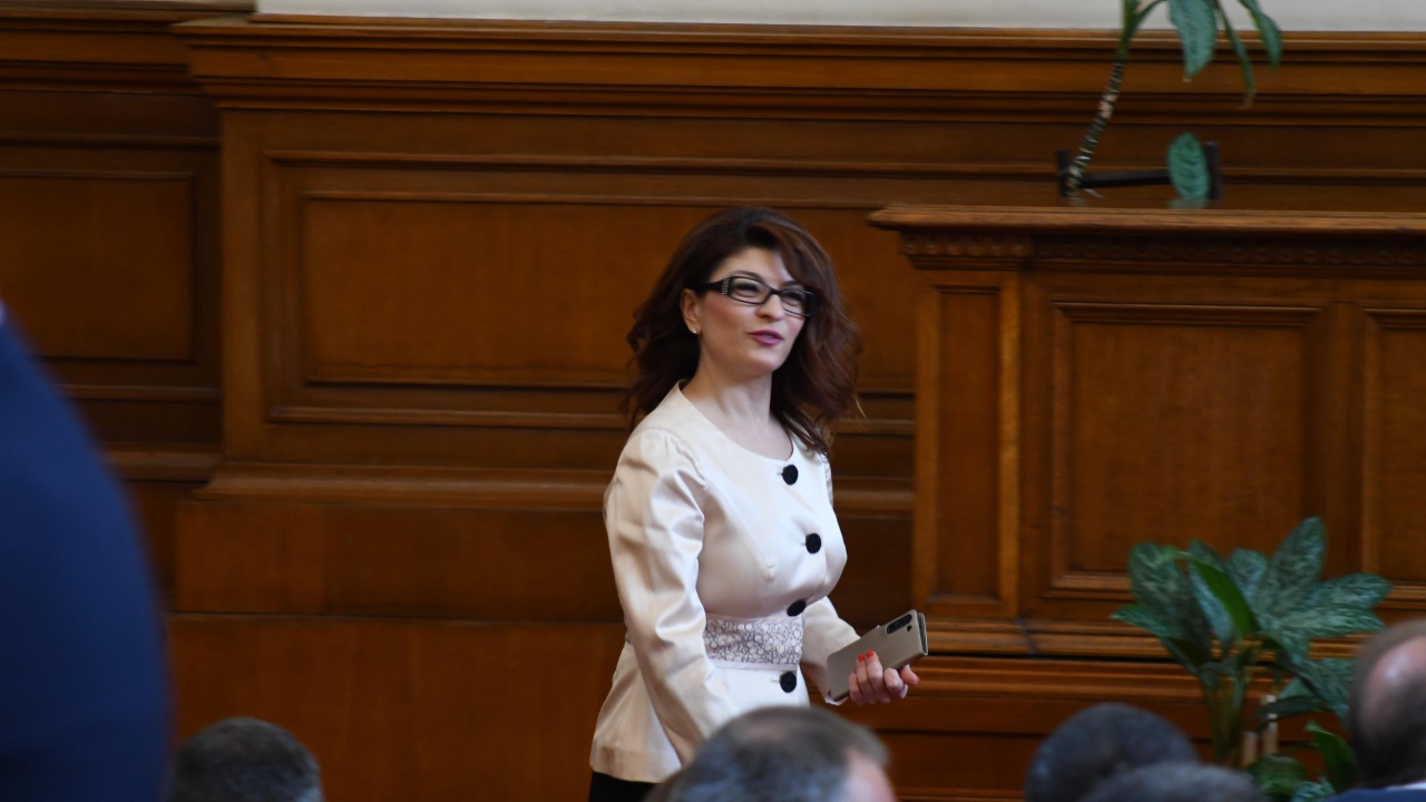 Десислава Атанасова: След ротацията ще има дупка в бюджета, може би не е случайно