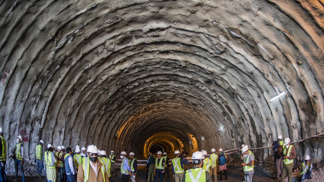 Срути се тунел с 40 работници в Индия
