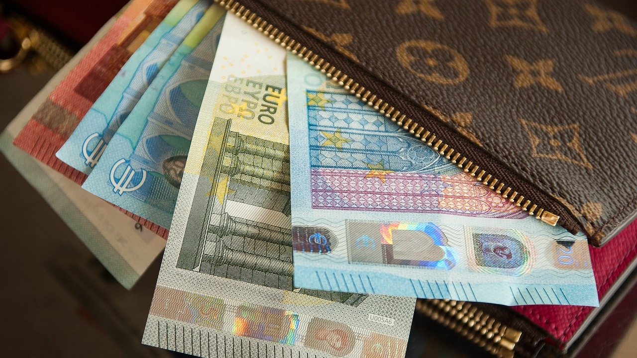 Еврото не успява да престъпи прага от 1,07 долара
